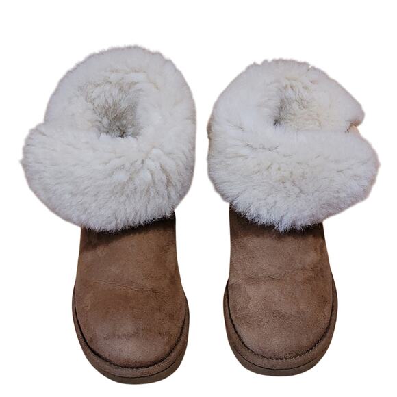 UGG Cozy Brown and White Sheepskin Boots Size 5.5 Kids - Picture 1 of 13